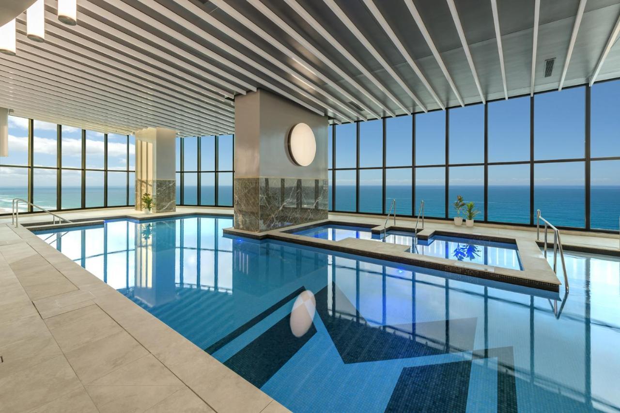 Meriton Suites Surfers Paradise Χρυσή Ακτή Εξωτερικό φωτογραφία The swimming pool at the hotel