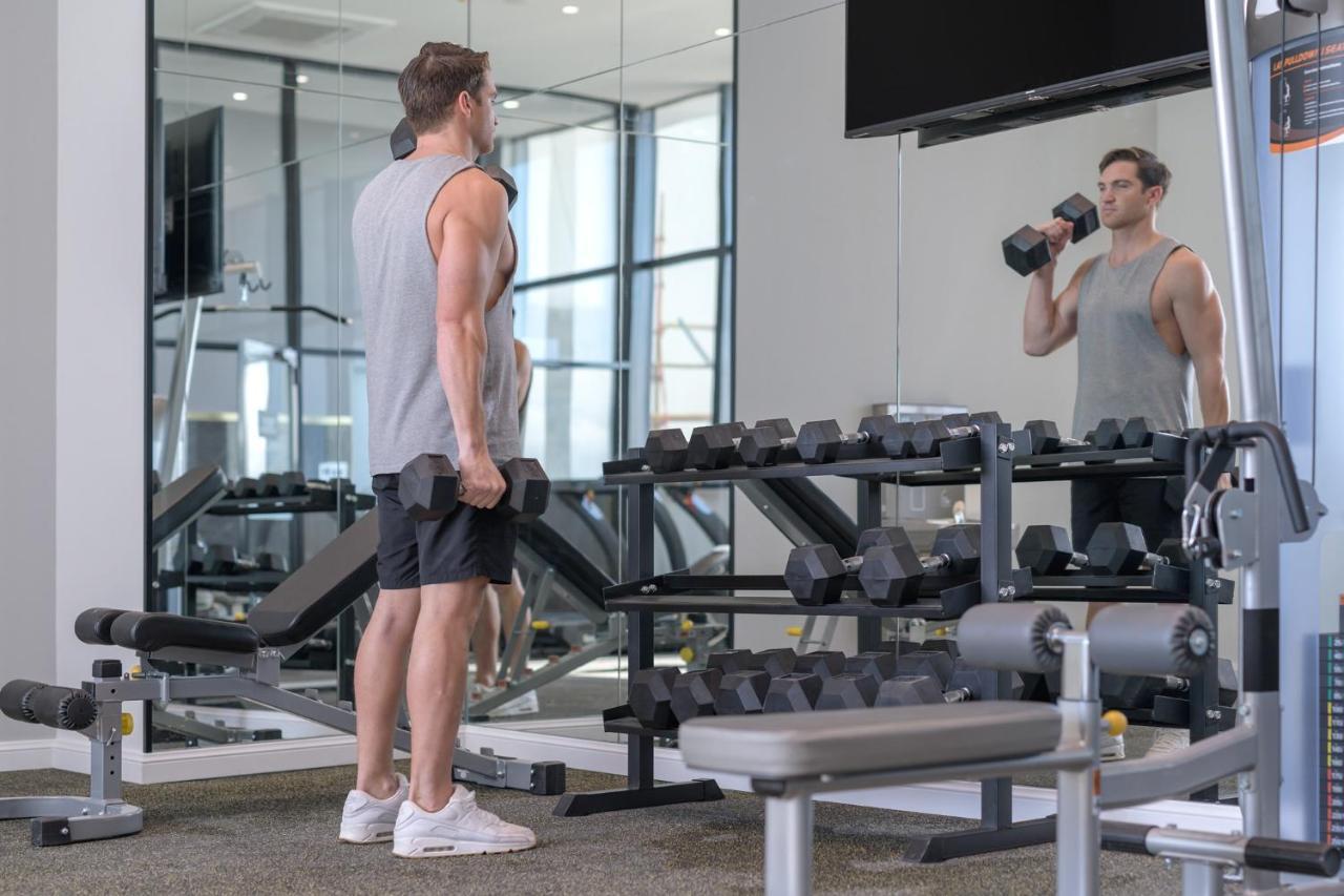 Meriton Suites Surfers Paradise Χρυσή Ακτή Εξωτερικό φωτογραφία Dumbbell shrugs