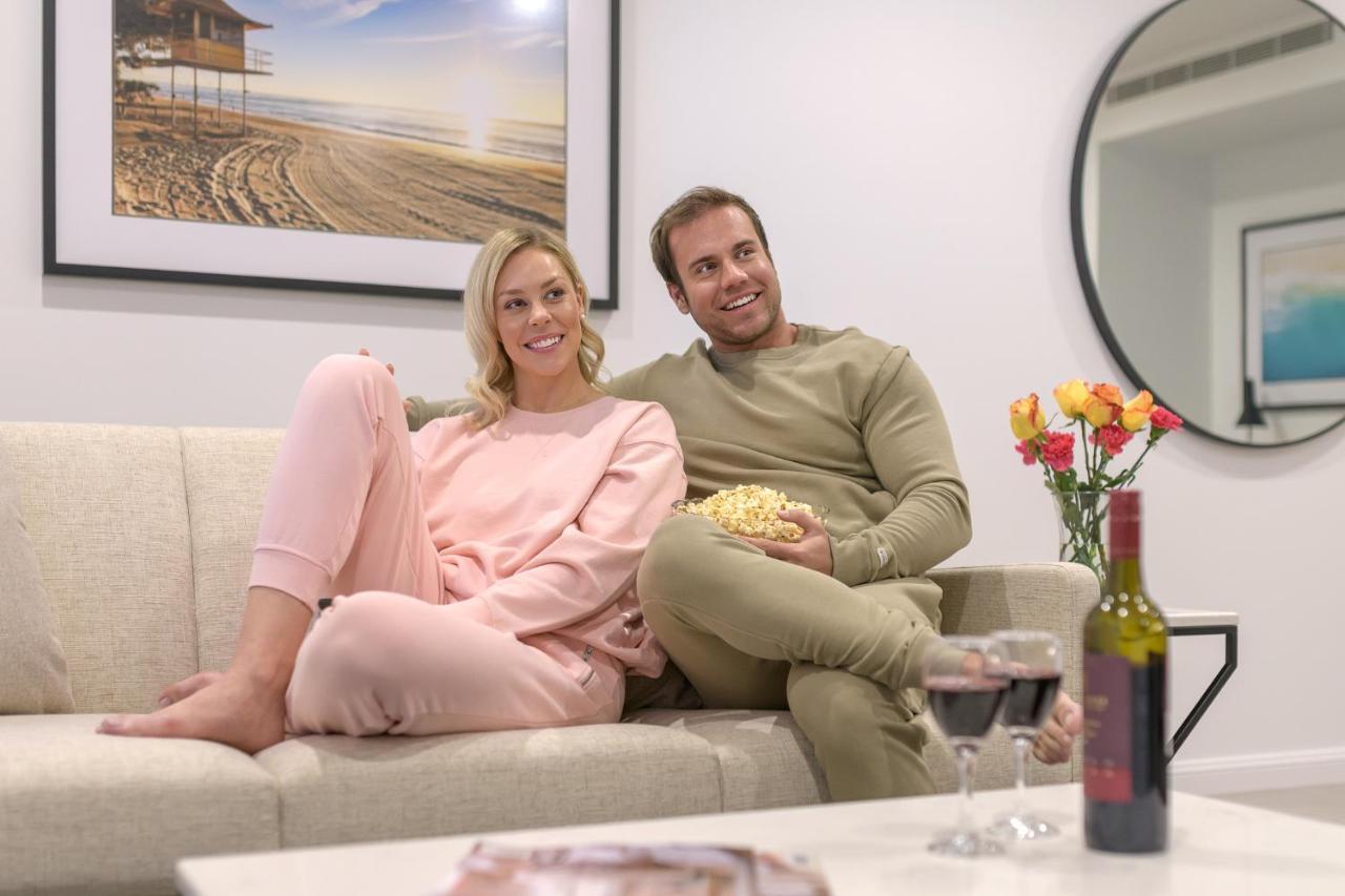 Meriton Suites Surfers Paradise Χρυσή Ακτή Εξωτερικό φωτογραφία A couple watching a movie together.