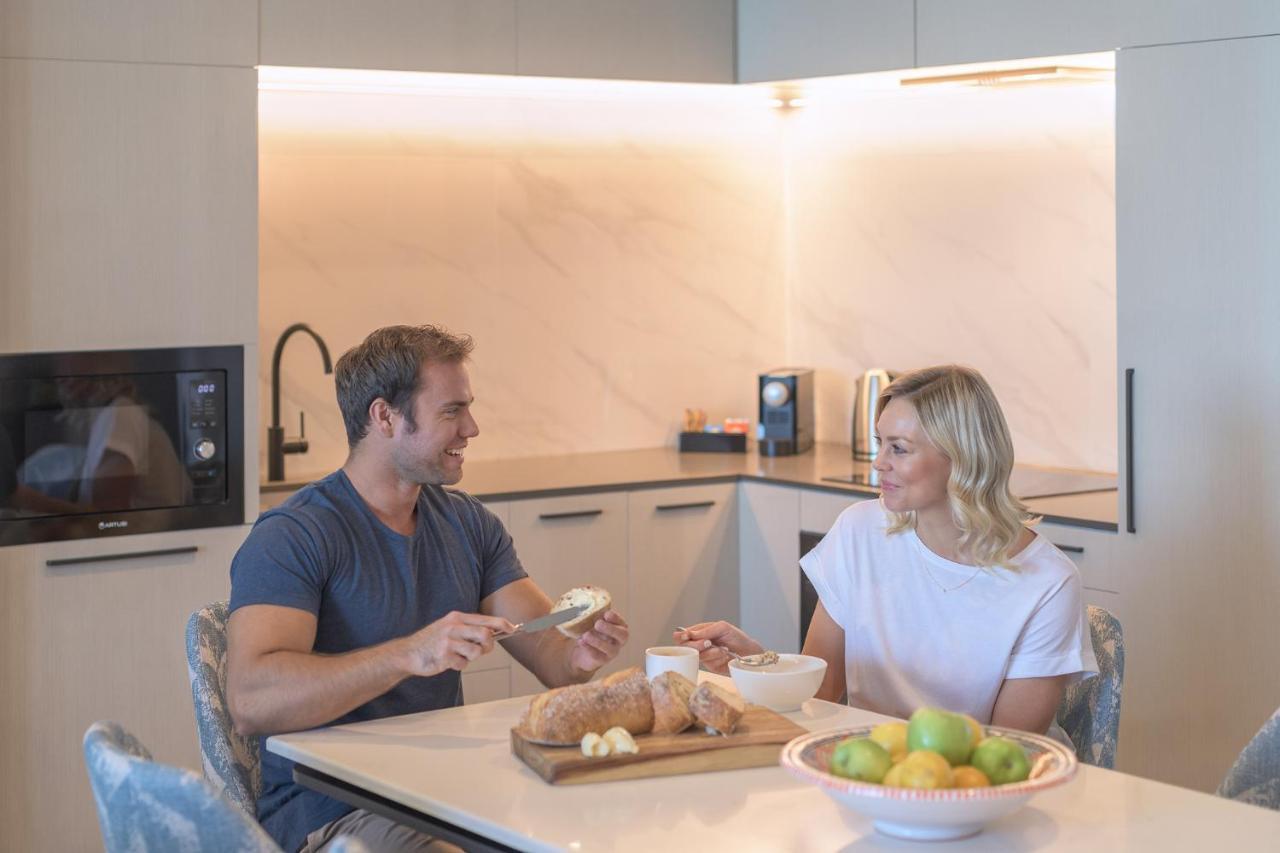 Meriton Suites Surfers Paradise Χρυσή Ακτή Εξωτερικό φωτογραφία A couple eating in a kitchen