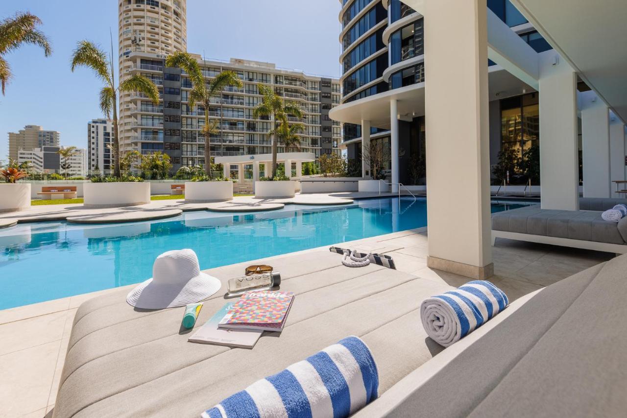 Meriton Suites Surfers Paradise Χρυσή Ακτή Εξωτερικό φωτογραφία The swimming pool at the hotel