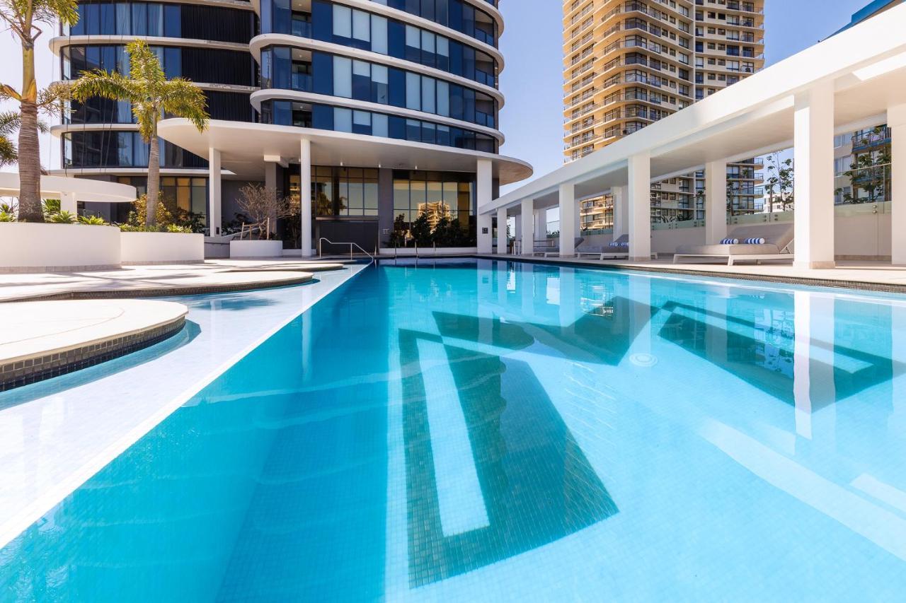 Meriton Suites Surfers Paradise Χρυσή Ακτή Εξωτερικό φωτογραφία The swimming pool at the hotel