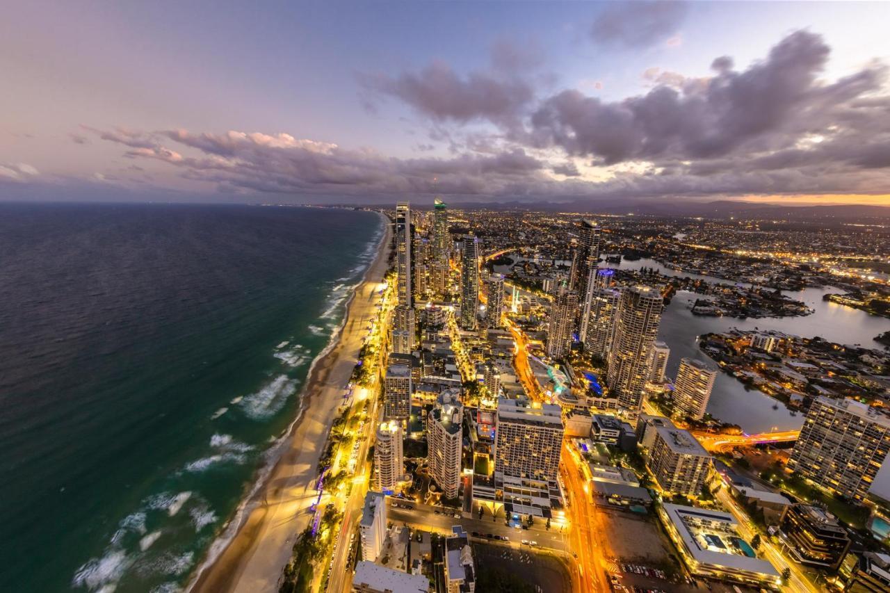 Meriton Suites Surfers Paradise Χρυσή Ακτή Εξωτερικό φωτογραφία Aerial view of the Gold Coast skyline at dusk