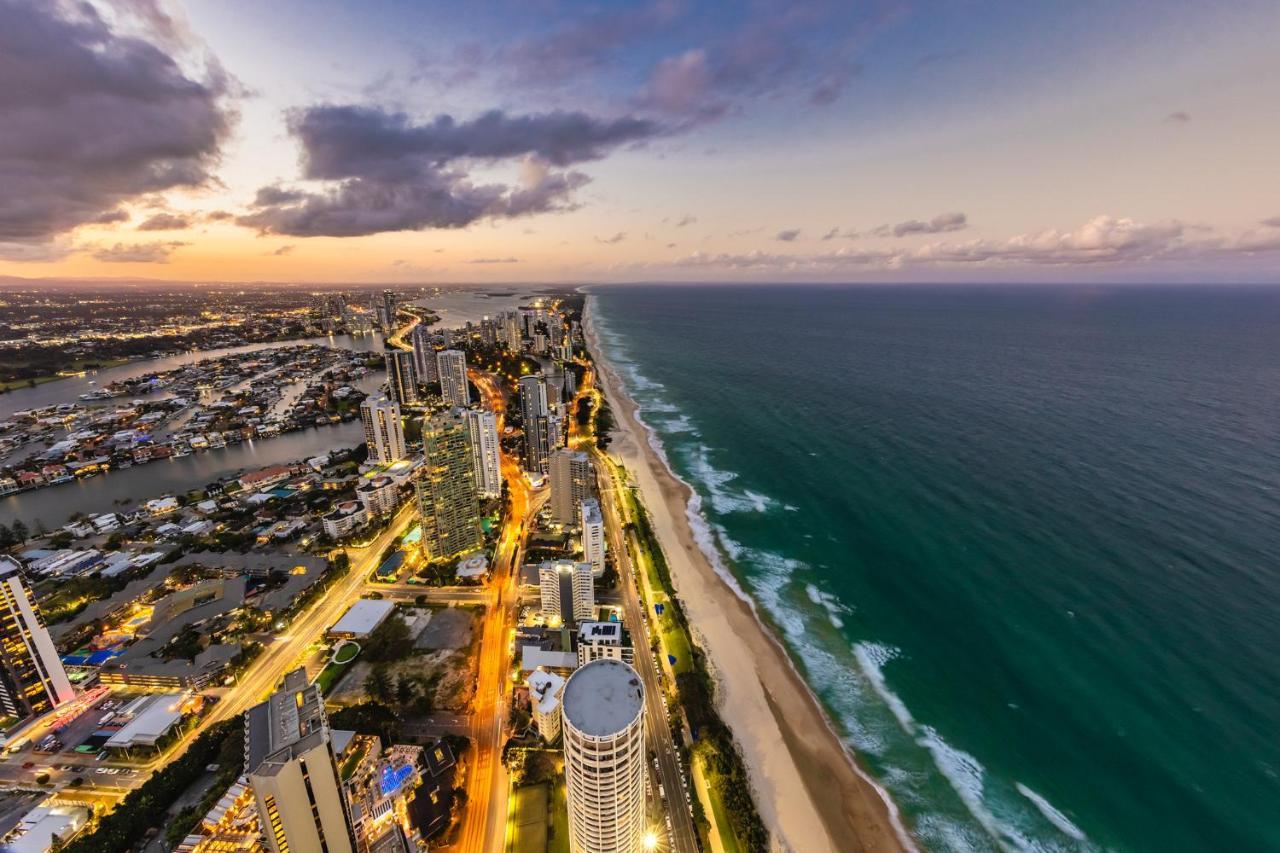 Meriton Suites Surfers Paradise Χρυσή Ακτή Εξωτερικό φωτογραφία Aerial view of the Gold Coast skyline at dusk